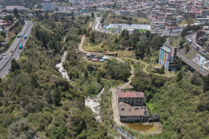 El río recibe solo el 1 % de aguas tratadas en Quito, lo que implica que el 99 % restante son de aguas residuales, tanto industriales como domésticas.