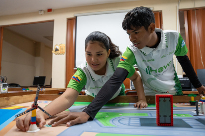 Jóvenes trabajan en un prototipo de robot en la ciudadela Nueva Prosperina, en la ciudad de Guayaquil (Ecuador).