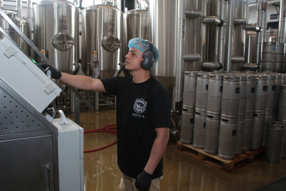 El dueño de Odisea, una fábrica de cerveza artesanal, rechaza esta restricción.