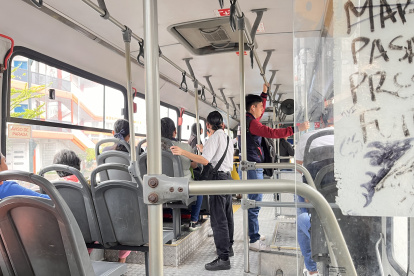 Buses. En muchas ocasiones se ve a personas de pie, pese a que hay espacios suficientes para sentarse. La situación incomoda.
