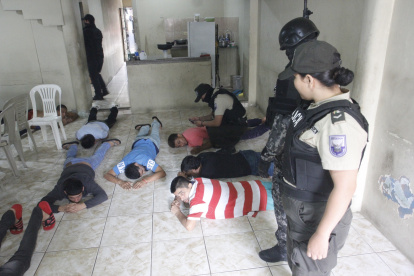 1. Operativo. En el Guasmo, en un establecimiento intervenido, hallaron a internos de dos organizaciones criminales.