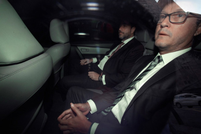 Fotografía de archivo del 28 de febrero de 2024 del exdirectivo de Odebrecht en Perú, Jorge Barata (d), a su llegada a la sede del Ministerio Público en Sao Paulo (Brasil)