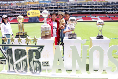 La foto con la Copa Libertadores, Sudamericana y Recopa fue un gran recuerdo para los aficionados.