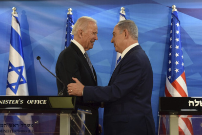 El primer ministro de Israel, Benjamín Netanyahu, junto al presidente de Estados Unidos, Joe Biden.