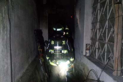El fuego fue controlado por 12 bomberos que llegaron a la vivienda afectada.