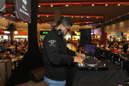 Luis Guamán en medio de su presentación.