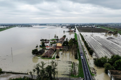 Una zona inundada causada por la rotura del torrente Crostolo en Santa Vittoria di Gualtieri, en la provincia de Reggio Emilia, en el norte de Italia.