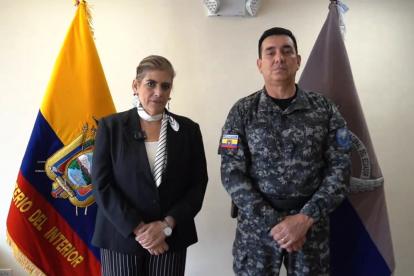 La ministra del Interior, Mónica Palencia, junto a Fausto Buenaño, comandante general subrogante de la Policía Nacional.