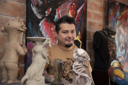 El artista quiteño Guillermo Barros trabaja en lienzo y sobre la piel.