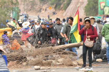 Seguidores del expresidente Evo Morales protestan cerrando vías por una investigación en su contra.