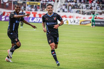 Lisandro Alzugaray (d) marcó el primer gol de los albos en Ambato.
