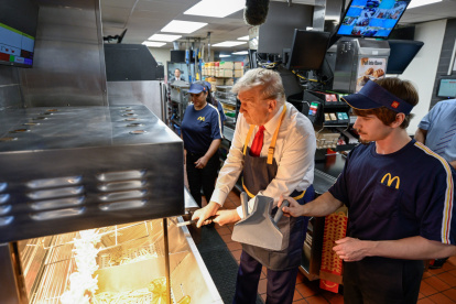 El candidato republicano Donald Trump cocinando papas fritas en un local de McDonald"s en Feasterville, Estados Unidos.