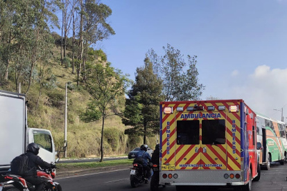 Varias personas resultaron heridas por el impacto de un bus y una plataforma en la av. Simón Bolívar, en el sur de Quito.