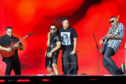 Aventura durante uno de sus conciertos en Madrid.