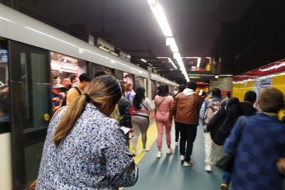 En la estación Cardenal de La Torre se presentó una falla en el tren, según usuarios personal no dio ninguna respuesta