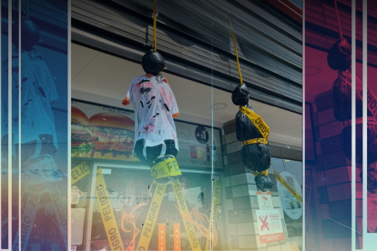 Los muñecos colgaban a la entrada del establecimiento