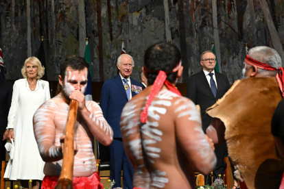 El rey Carlos III de Gran Bretaña (centro) y la reina Camila (izquierda) observan a bailarines aborígenes mientras, en su visita a Australia.
