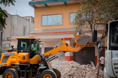 El edificio lucía inclinado, lo que generaba miedo de residentes, peatones y moradores.