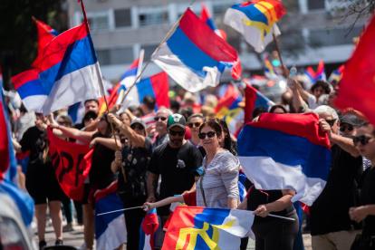 Simpatizantes del Frente Amplio participan en la denominada Caravana de la Victoria este domingo, en Montevideo (Uruguay).
