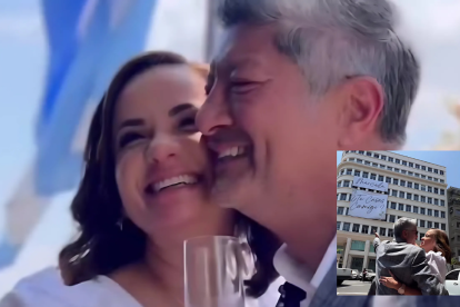 Marcela Aguiñaga y Mauricio Guim celebrando su compromiso.