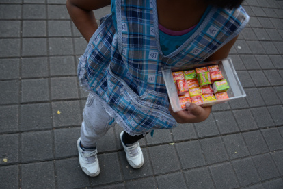 Referencial. Las mujeres alquilaban a sus hijas por cinco dólares a los dos vecinos. Luego, ellos los llevaban a vender dulces