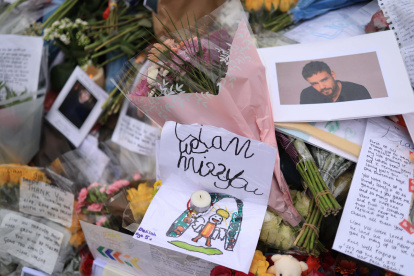 London (United Kingdom), 21/10/2024.- Tributes to One Direction singer Liam Payne at a statue of Peter Pan in Kensington Gardens in London, Britain, 21 October 2024. Payne died on 16 October after falling from the balcony of his room at the Casa Sur hotel in centre Buenos Aires. (Reino Unido, Londres) EFE/EPA/NEIL HALL