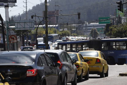 El Pico y Placa funciona de lunes a viernes en el Distrito Metropolitano de Quito. No está vigente los fines de semana o feriados.