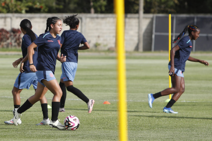 Jugadoras de la selección de Ecuador femenina sub-17 participan en un entrenamiento