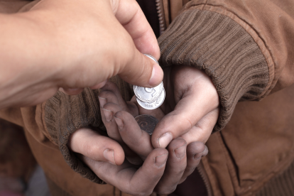 Los investigadores observaron que las niñas eran supervisadas por dos hombres, mientras vendían chupetes o pedían limosna.