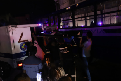 Denuncia. Más de dos horas demoró el personal especializado para retirar el cadáver del lugar.