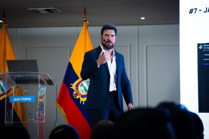 El candidato a la Presidencia de Ecuador asegura que el contrato por el que lo denuncian es antiguo y ya no tienen injerencia.