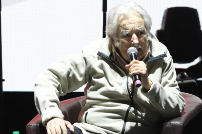 Fotografía del expresidente uruguayo José "Pepe" Mujica hablando durante un evento de cierre de campaña electoral de su sector político, en Montevideo, el sábado 19 de octubre de 2024.