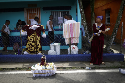 Una peregrina descansa en su camino a la iglesia de San Felipe para rendir devoción al "Cristo Negro de Portobelo" este lunes, en Portobelo (Panamá).