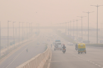 Vehículos circulan entre la niebla mezclada con humo en Nueva Delhi, la India, en una imagen de archivo.