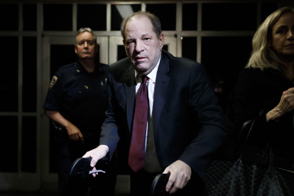 Nueva York (Estados Unidos), 20/02 / 2020.- (ARCHIVO) Harvey Weinstein (C) sale de la Corte Suprema del estado de Nueva York después de un tercio de las deliberaciones del jurado en su juicio por agresión sexual en Nueva York, Nueva York, Estados Unidos, 20 de febrero 2020 (reeditado el 22 de marzo de 2020).