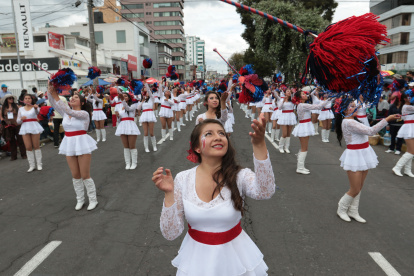 Alumnas del colegio Quito durante el desfile de la confraternidad por las fiestas de la capital en la Av. de Los Shyris.
