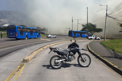 Un incendio forestal en el sector del redondel de Cumandá obligó a cerrar el paso en sentido sur - norte de Quito.