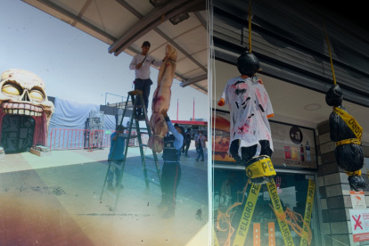 Imagen de la "decoración" del Malecón en 2022 y de la tienda este 2024.