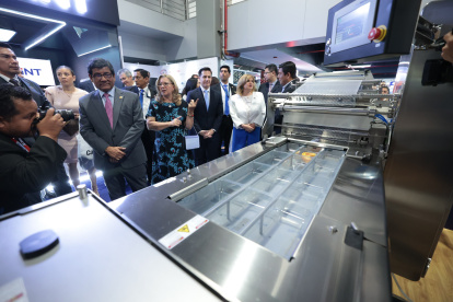 Feria. El ministro de Producción, Luis Jaramillo, recorriendo la Aqua Expo 2024.