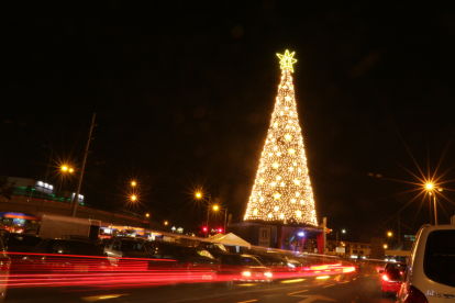El árbol de Navidad en Policentro se ha convertido en un símbolo de la temporada navideña en Guayaquil.