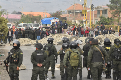 Agentes de la Policía intervienen uno de los bloqueos a una carretera por parte de seguidores del expresidente Evo Morales (2006-2019) este martes, en Vinto (Bolivia).