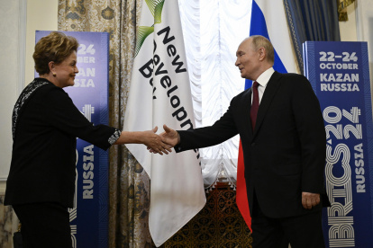 El Presidente de Rusia, Vladimir Putin, se reúne con Dilma Rousseff, Presidenta del Nuevo Banco de Desarrollo y expresidenta de Brasil, al margen de la Cumbre de los BRICS.