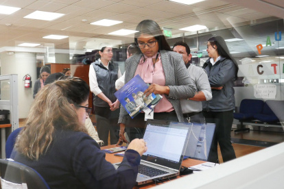 Clientes. Personas se asesoran para comprar un seguro para casa.