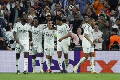 El defensa del Real Madrid Lucas Vázquez (c) celebra su gol, tercero del equipo blanco, durante el encuentro correspondiente a la fase regular de la Liga de Campeones entre Real Madrid y Borussia Dortmund, este martes en el estadio Santiago Bernabéu, en Madrid