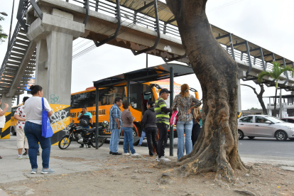 Un expreso recoge a los estudiantes en el mismo punto todos los días, en la av. 25 de Julio