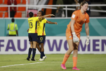 Jugadoras de Ecuador celebran la victoria ante Nueva Zelanda en la Copa Mundial Femenina sub-17 en el estadio Cibao en Santiago de los Caballeros (República Dominicana)