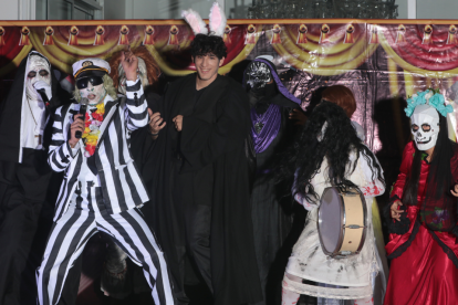 Alejandro baila junto a zombies y brujas.