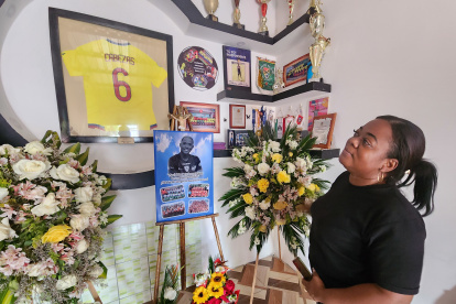 Janaira Simisterra junto al altar que tiene en su casa dedicado a su hijo Roberto Cabezas.