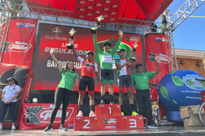 El experimentado ciclista Byron Guamán (c) busca sumar más podios en la Vuelta a Guatemala.