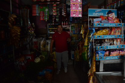 Viviendas y locales de negocios se ven afectados por los cortes de luz imprevistos en distintos sectores de Quito.